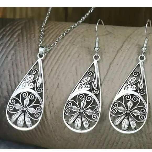 Vintage Flower Water Drop Design Necklace & Earring Set - Silver Electro-Plated - Picture 1 of 3